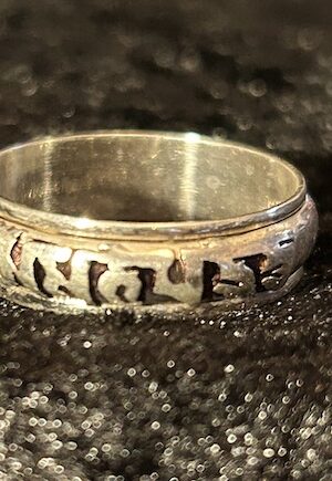 Om Mani Padme Hum ring Tibetan script